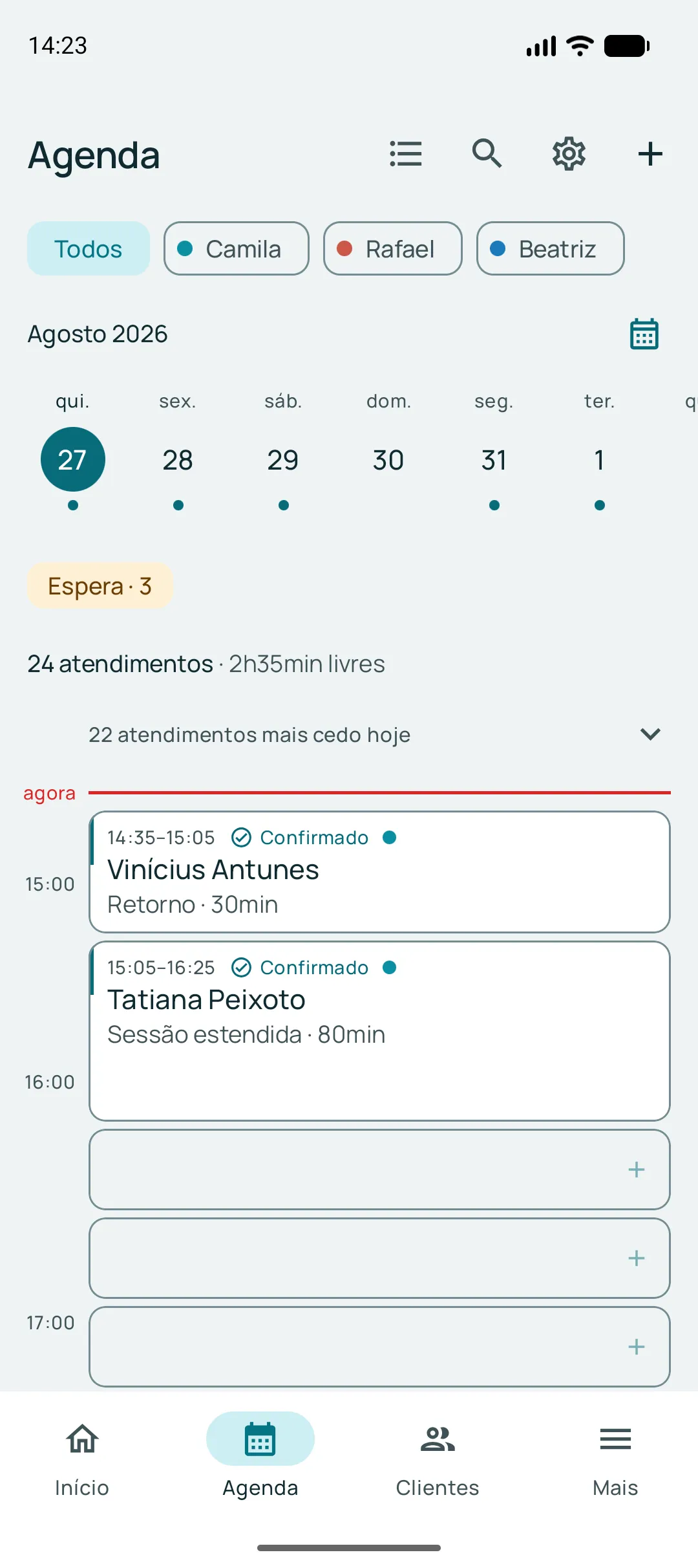 Agenda do dia no app, com filtro por profissional, a linha marcando o horário atual e os espaços livres entre os atendimentos.