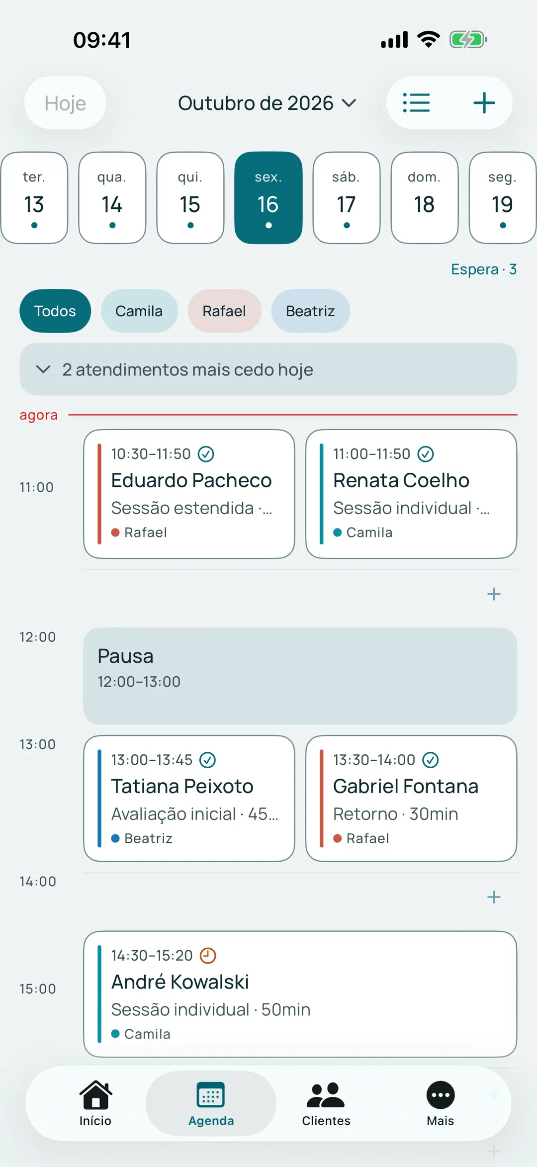 Agenda do dia no app, com filtro por profissional, a linha marcando o horário atual e os espaços livres entre os atendimentos.