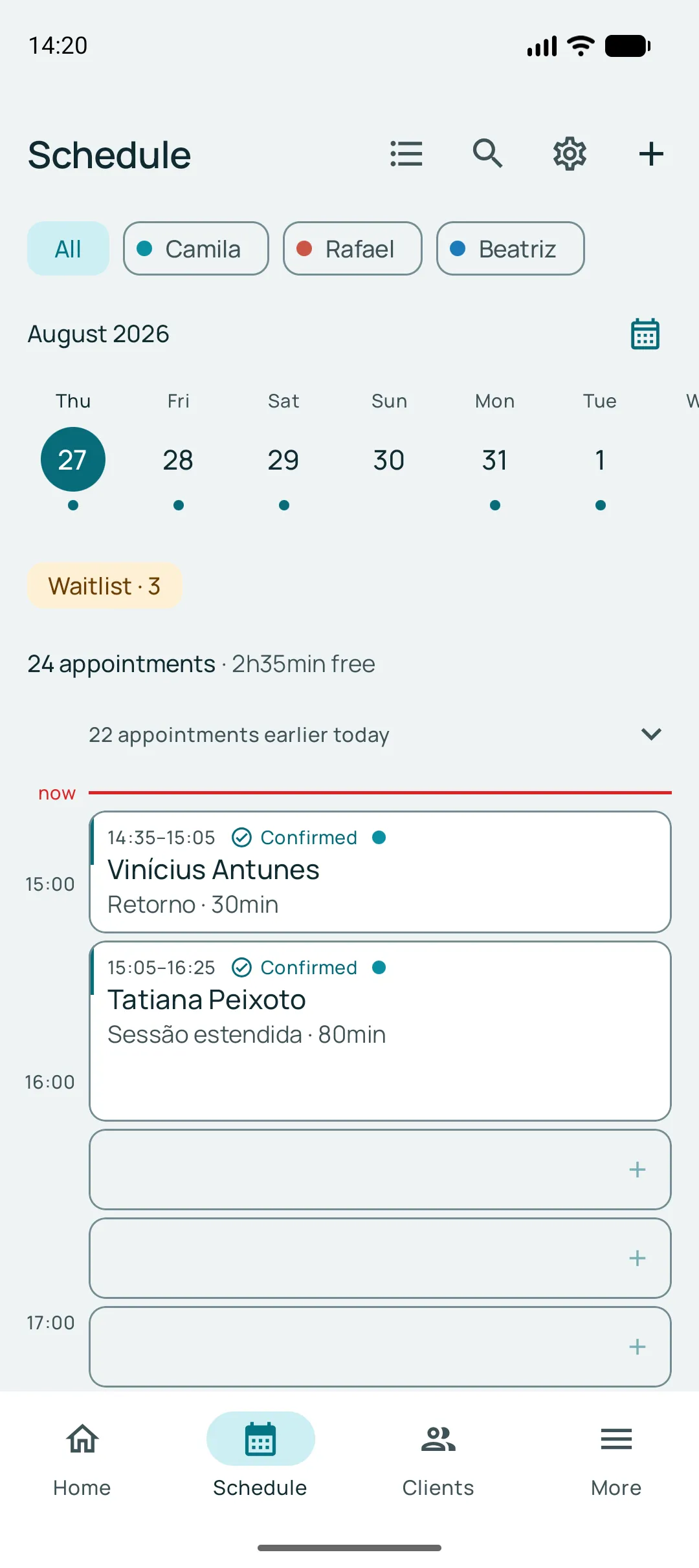 The day's calendar in the app, with a filter by professional, the line marking the current time and the gaps between appointments.