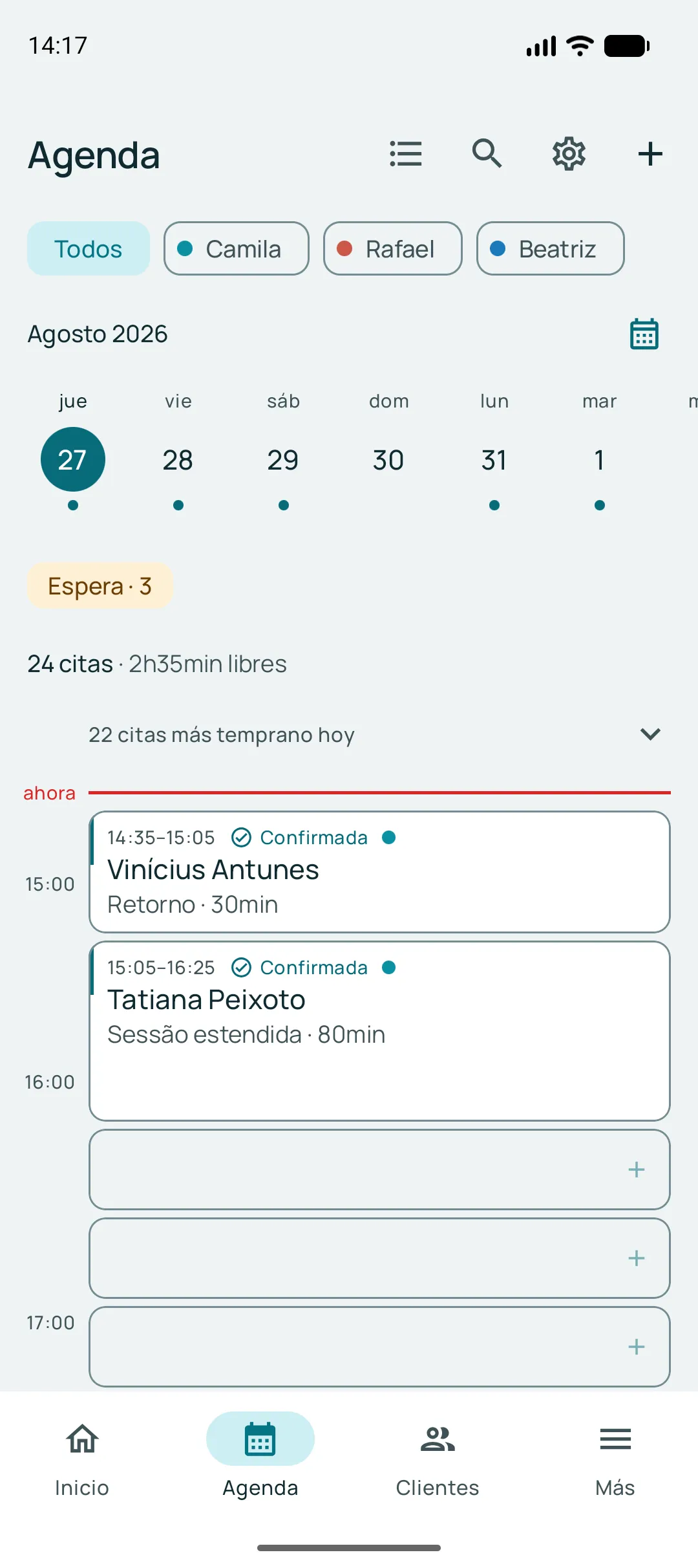 Agenda del día en la app, con filtro por profesional, la línea que marca la hora actual y los espacios libres entre las citas.