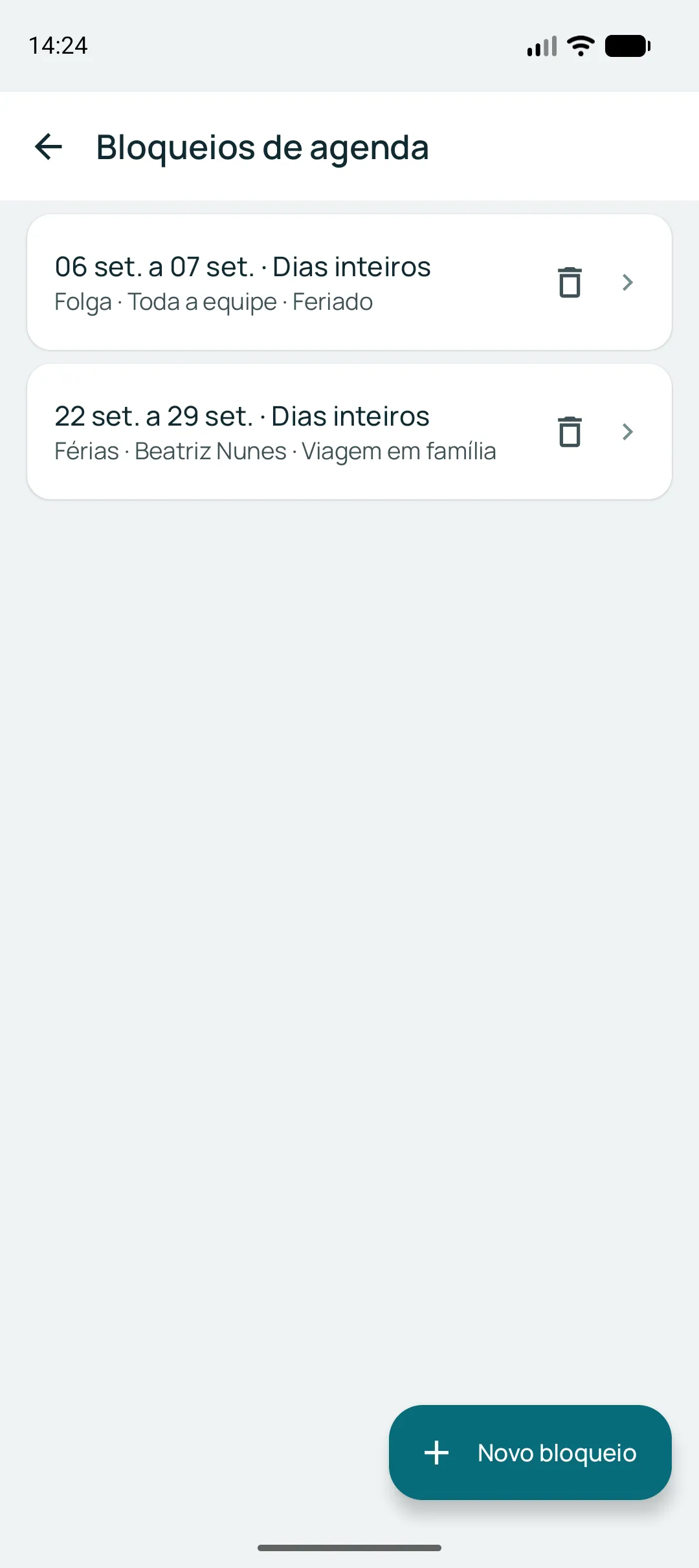 Tela de bloqueios de agenda com um feriado de dois dias fechando o negócio inteiro e uma semana de férias de uma profissional, ambos como dias inteiros.