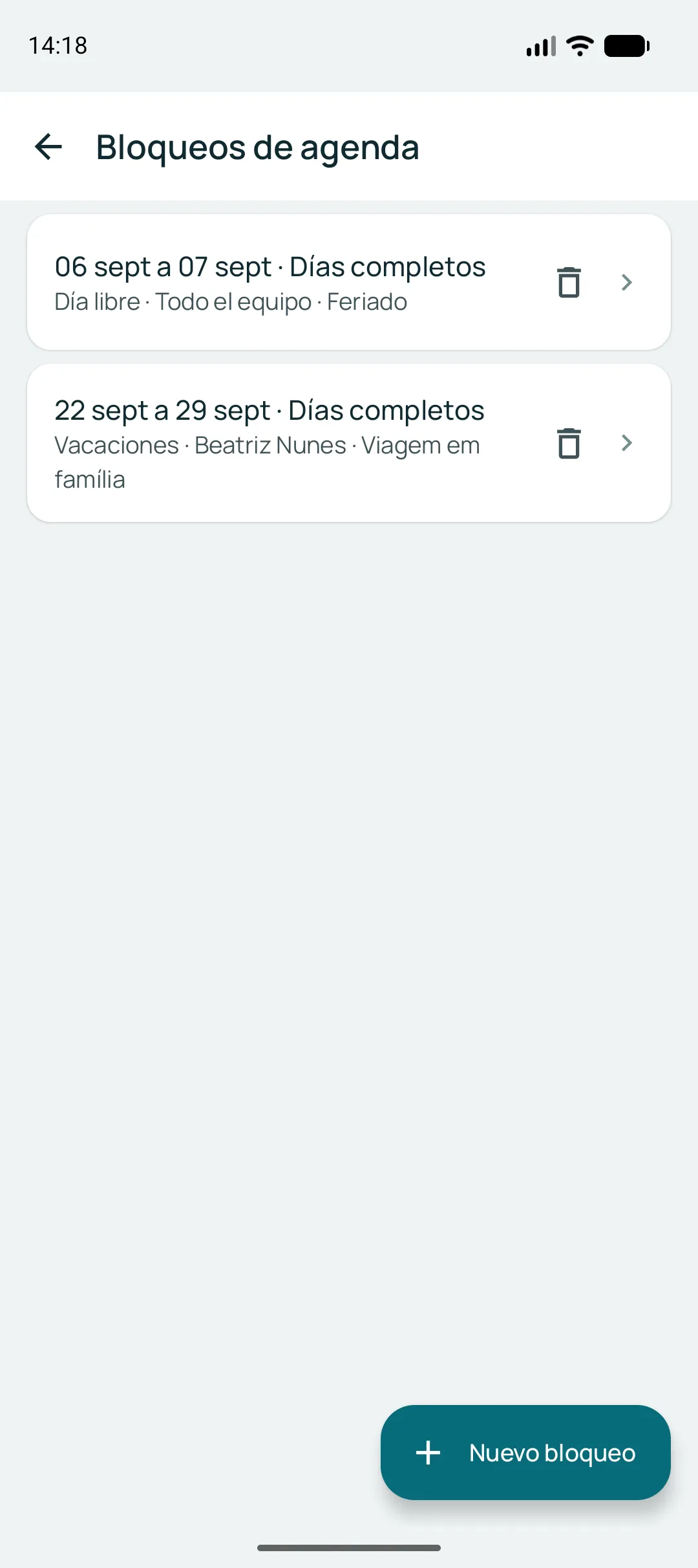 Pantalla de bloqueos de agenda con un feriado de dos días cerrando todo el negocio y una semana de vacaciones de una profesional, ambos como días completos.