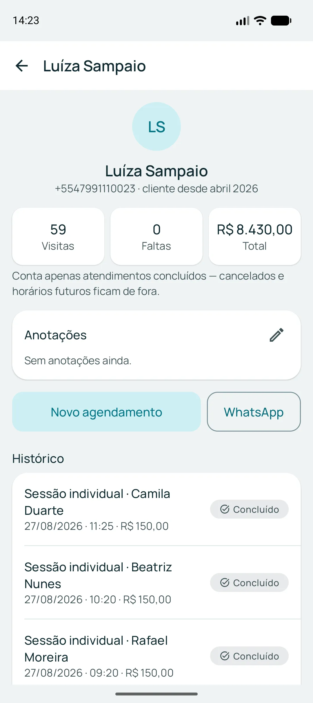 Ficha de um cliente no app: visitas, faltas e total gasto em destaque, o campo de anotação e abaixo o histórico de agendamentos com data e serviço.