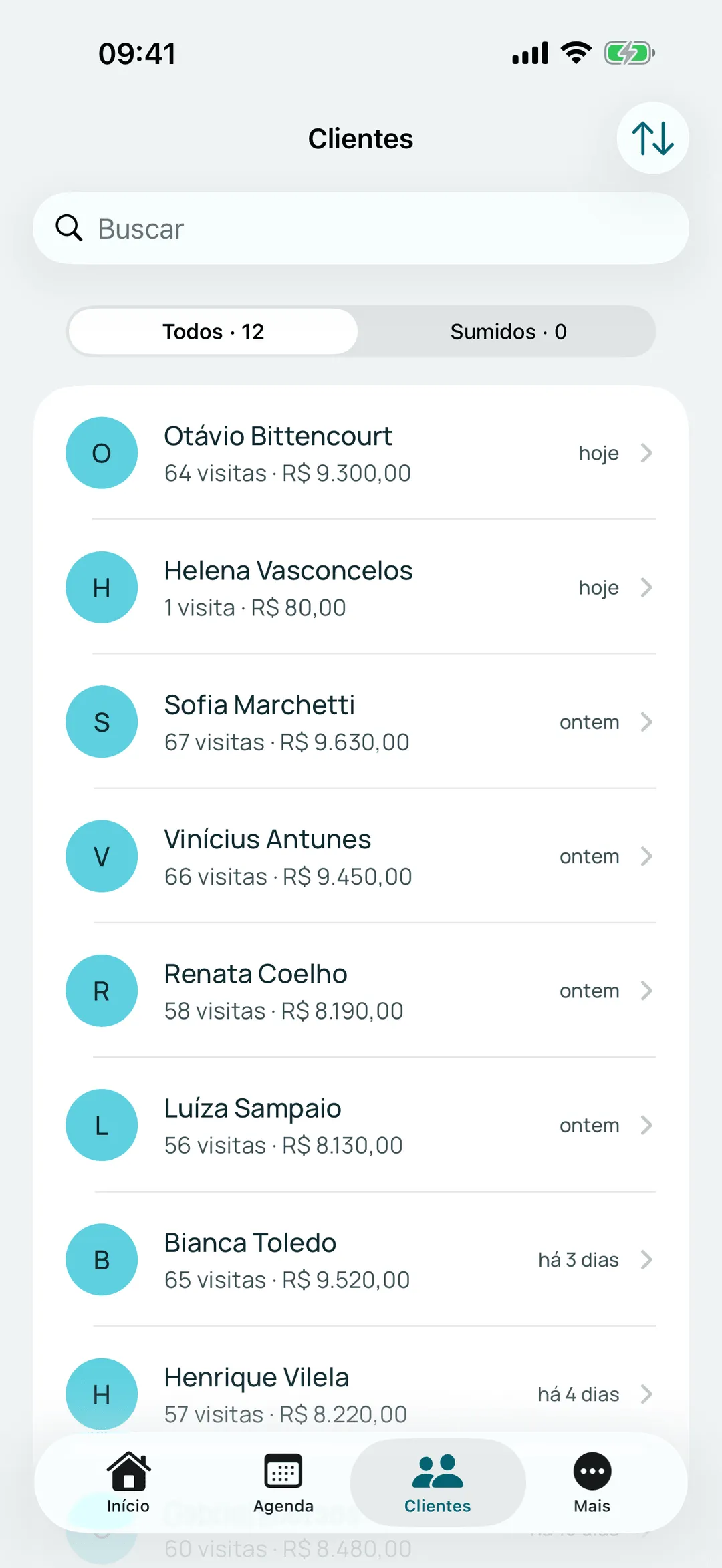 Tela de clientes no app com o filtro de quem não voltou ativo, mostrando três pessoas com o número de visitas e há quanto tempo sumiram.
