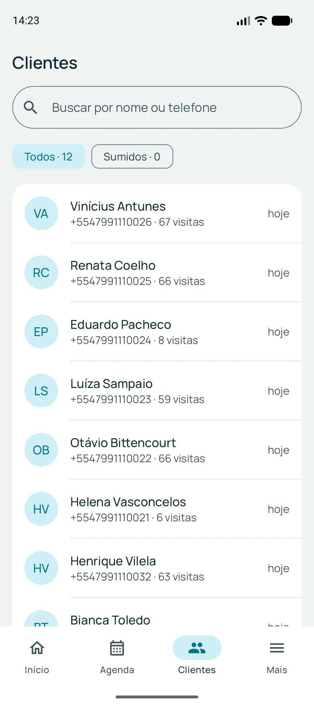 Tela de clientes no app com o filtro de quem não voltou ativo, mostrando três pessoas com o número de visitas e há quanto tempo sumiram.