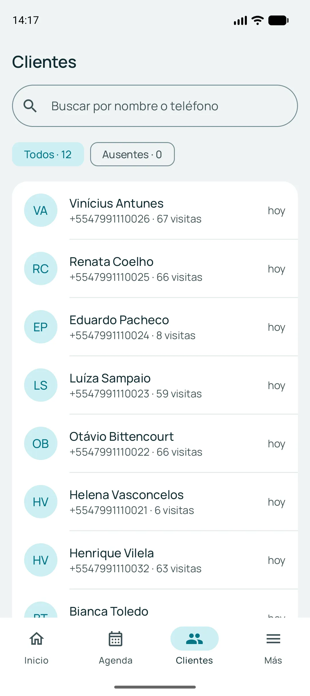 Pantalla de clientes en la app con el filtro de quienes no volvieron activo, mostrando tres personas con la cantidad de visitas y hace cuánto desaparecieron.