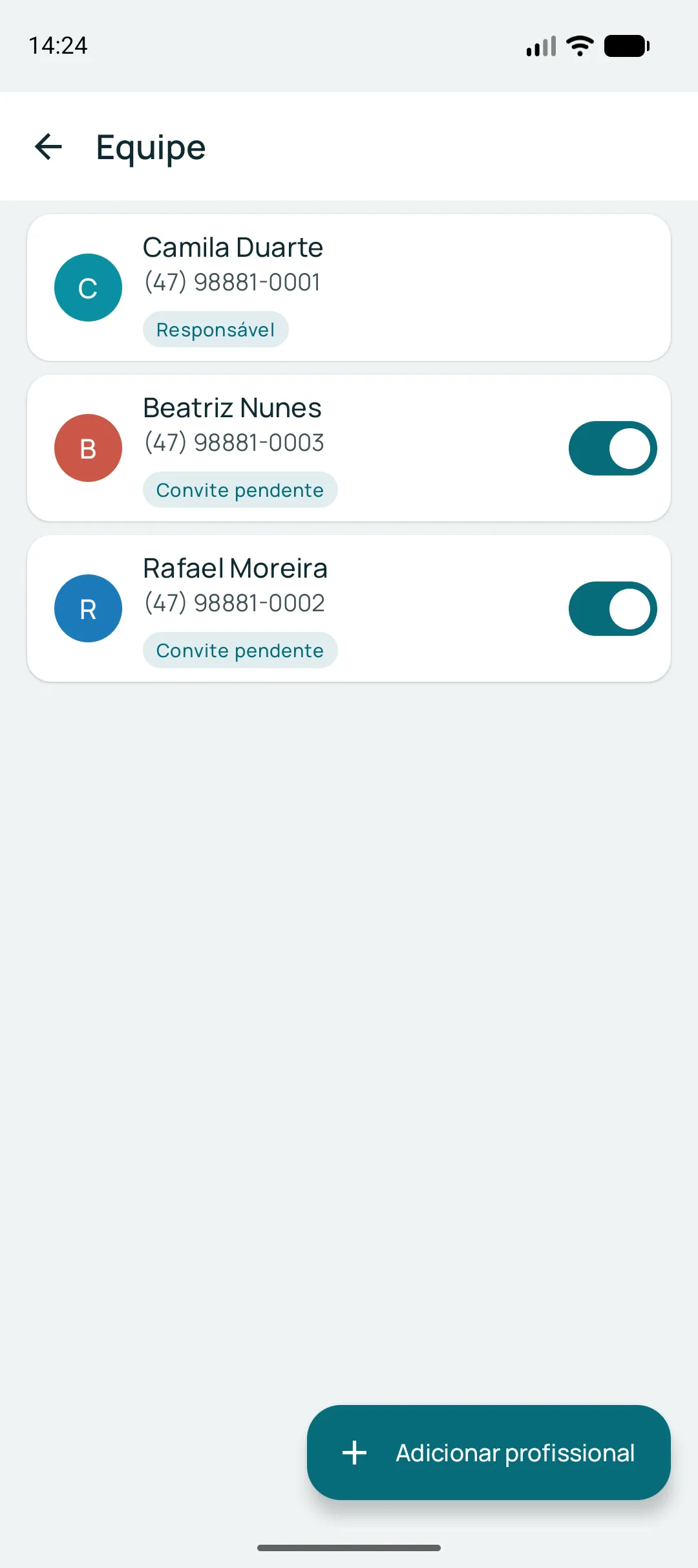 Tela da equipe com três profissionais, cada um com inicial colorida, telefone e etiqueta indicando quem é responsável e quem tem convite pendente.