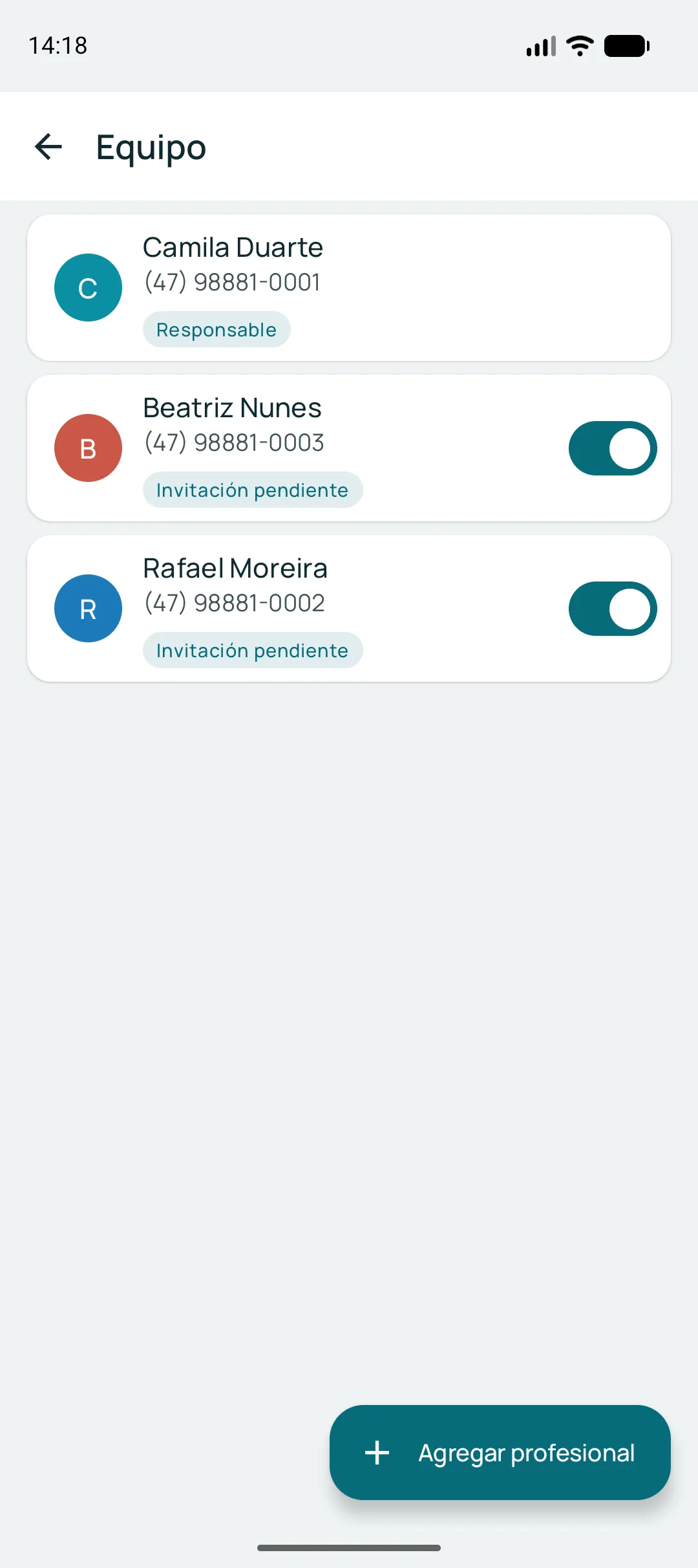 Pantalla del equipo con tres profesionales, cada uno con su inicial de color, teléfono y una etiqueta que indica quién es responsable y quién tiene una invitación pendiente.