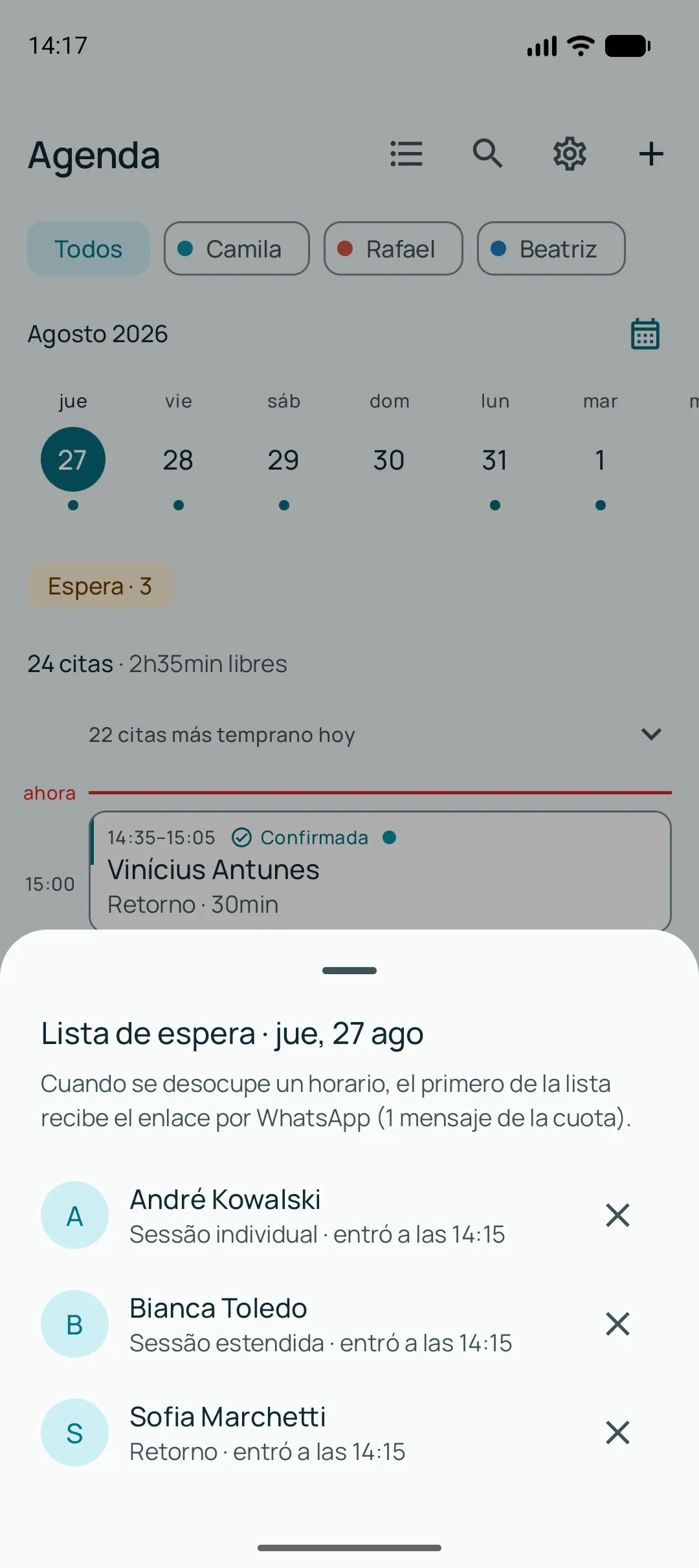 Agenda del día con el sello Espera · 4 arriba de las citas, y la lista de espera abierta mostrando cuatro clientes con el servicio que pidieron y la hora en que entraron.