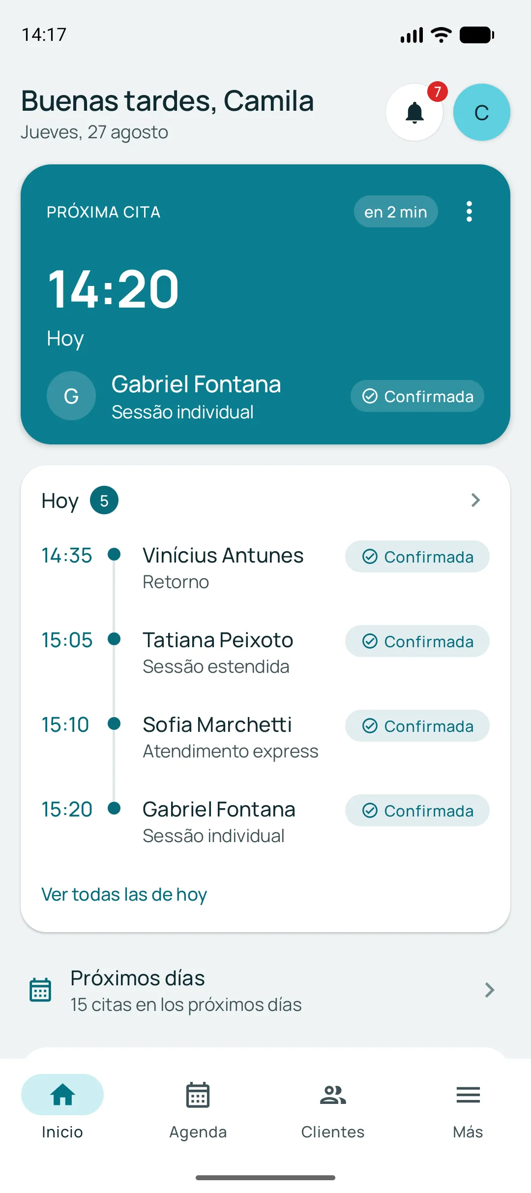 Pantalla inicial de la app: la próxima cita destacada con cliente, servicio y cuánto falta, y abajo las horas siguientes del día con el estado de cada una.