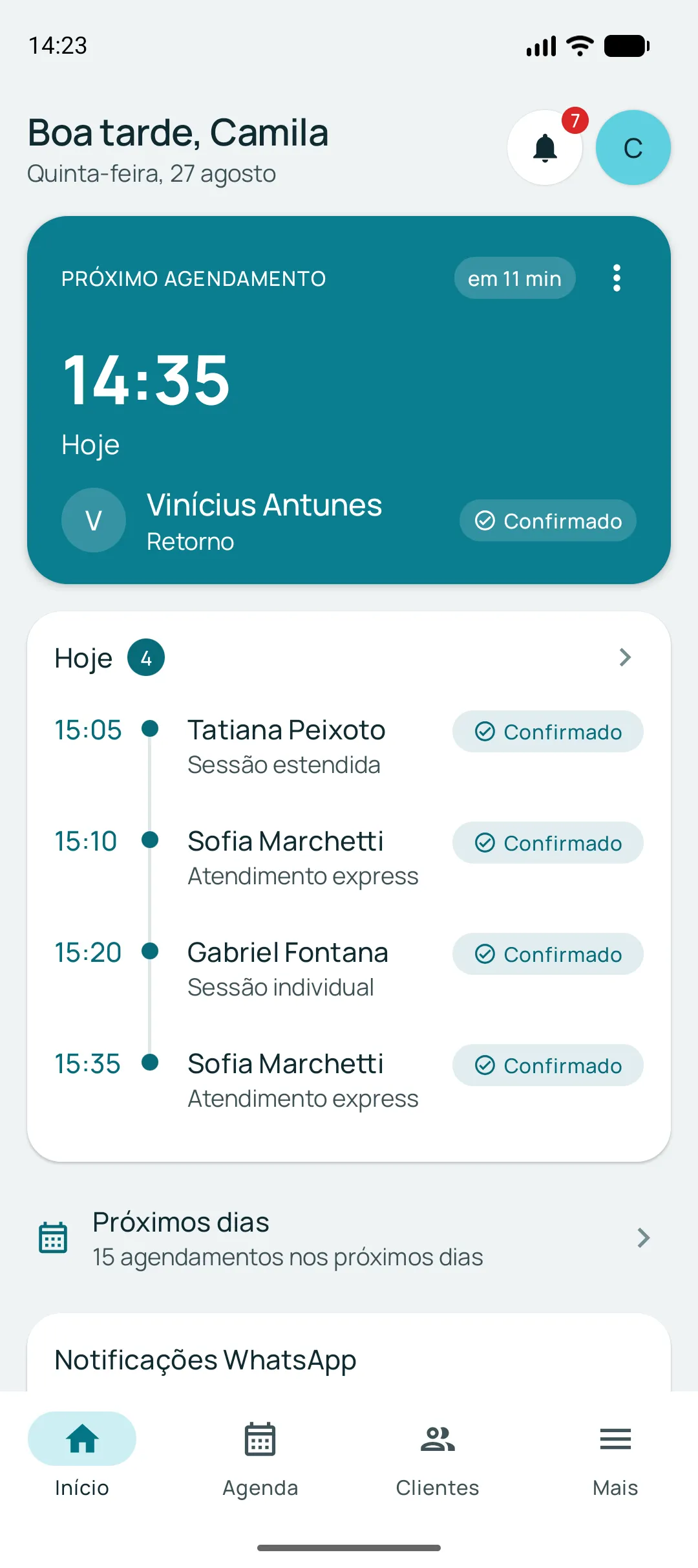 Tela inicial do app: o próximo agendamento em destaque com cliente, serviço e quanto falta, e abaixo os horários seguintes do dia com o status de cada um.
