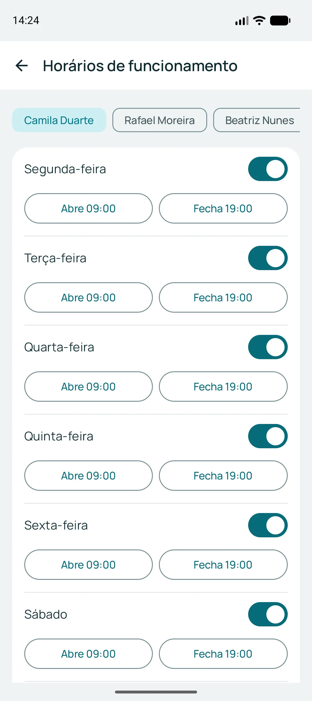 Tela de horários de funcionamento: cada dia da semana com interruptor de aberto ou fechado e os horários de abrir e fechar, escolhidos por profissional.