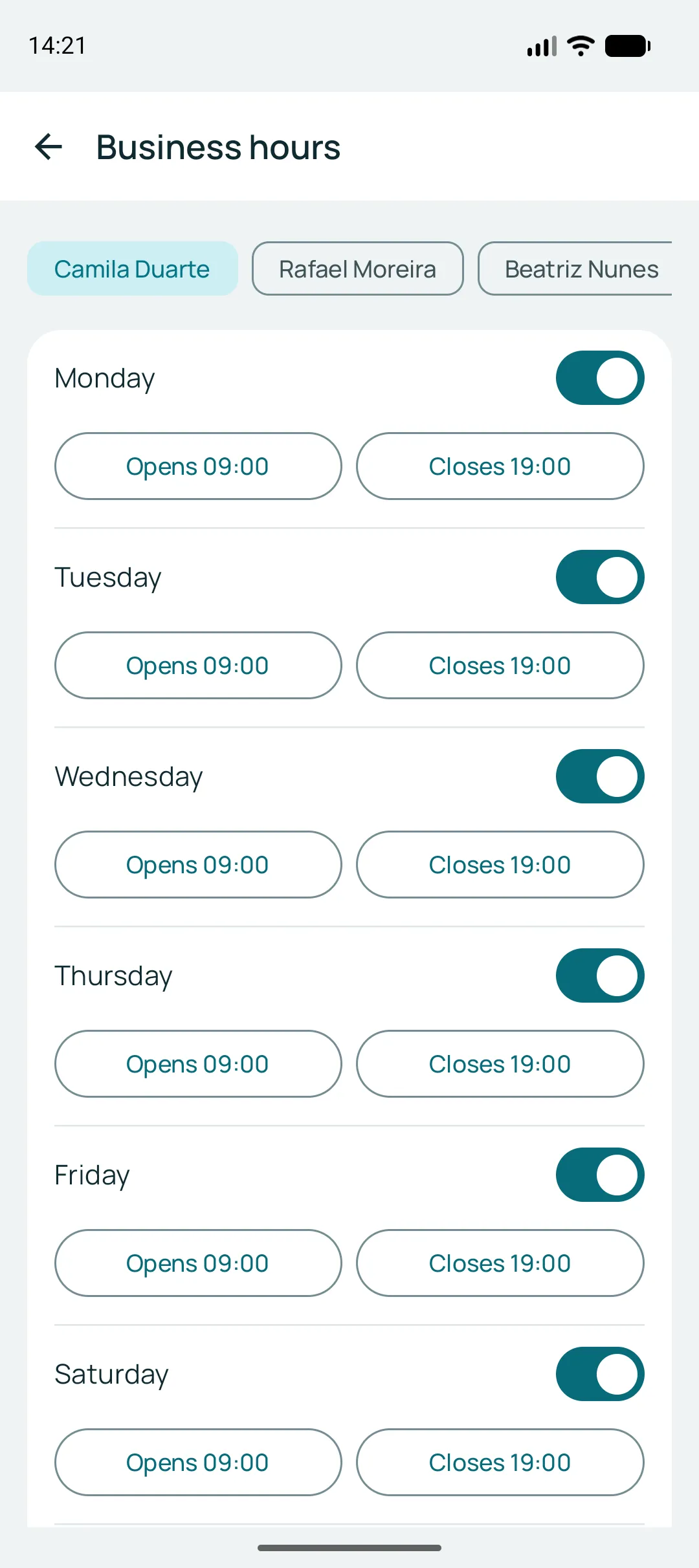 Opening hours screen: each day of the week with an open-or-closed switch and the opening and closing times, chosen per professional.