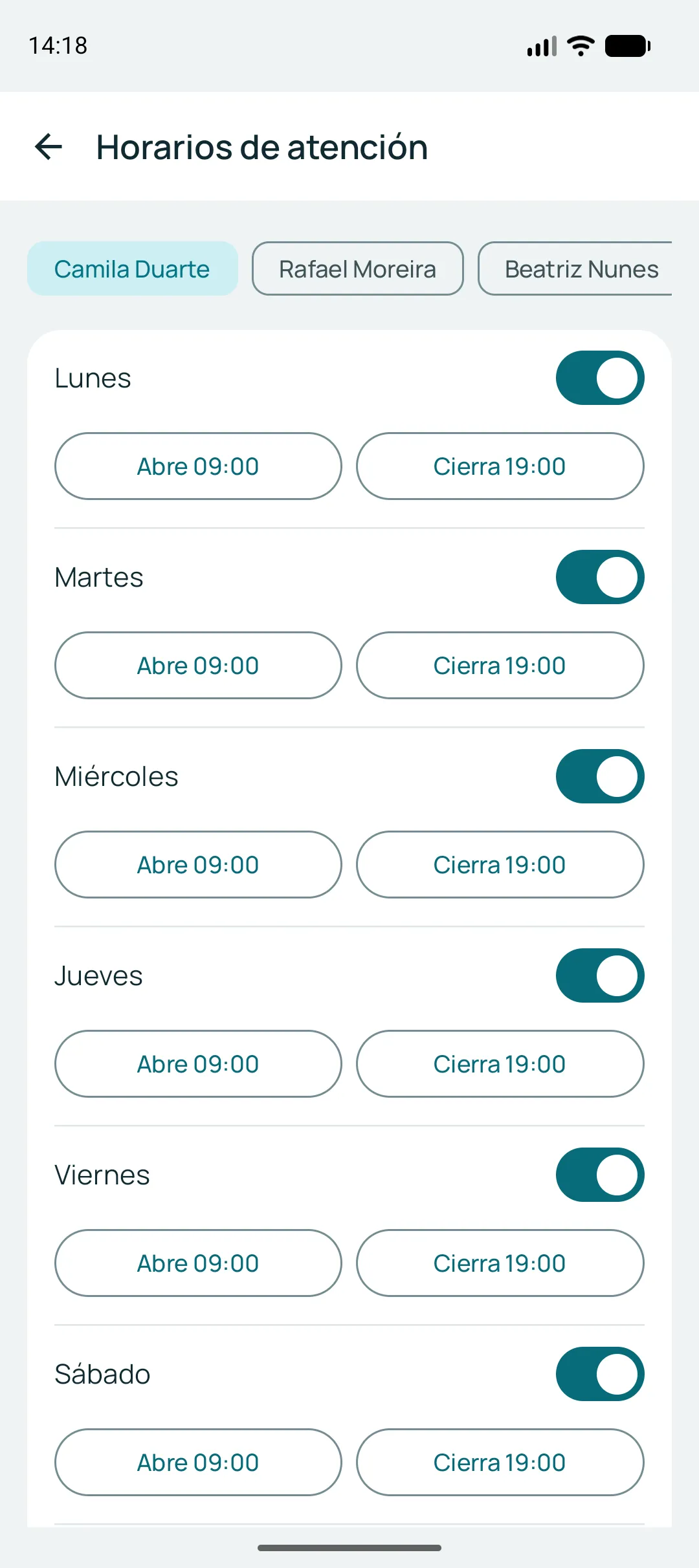 Pantalla de horarios de atención: cada día de la semana con un interruptor de abierto o cerrado y las horas de abrir y cerrar, elegidas por profesional.