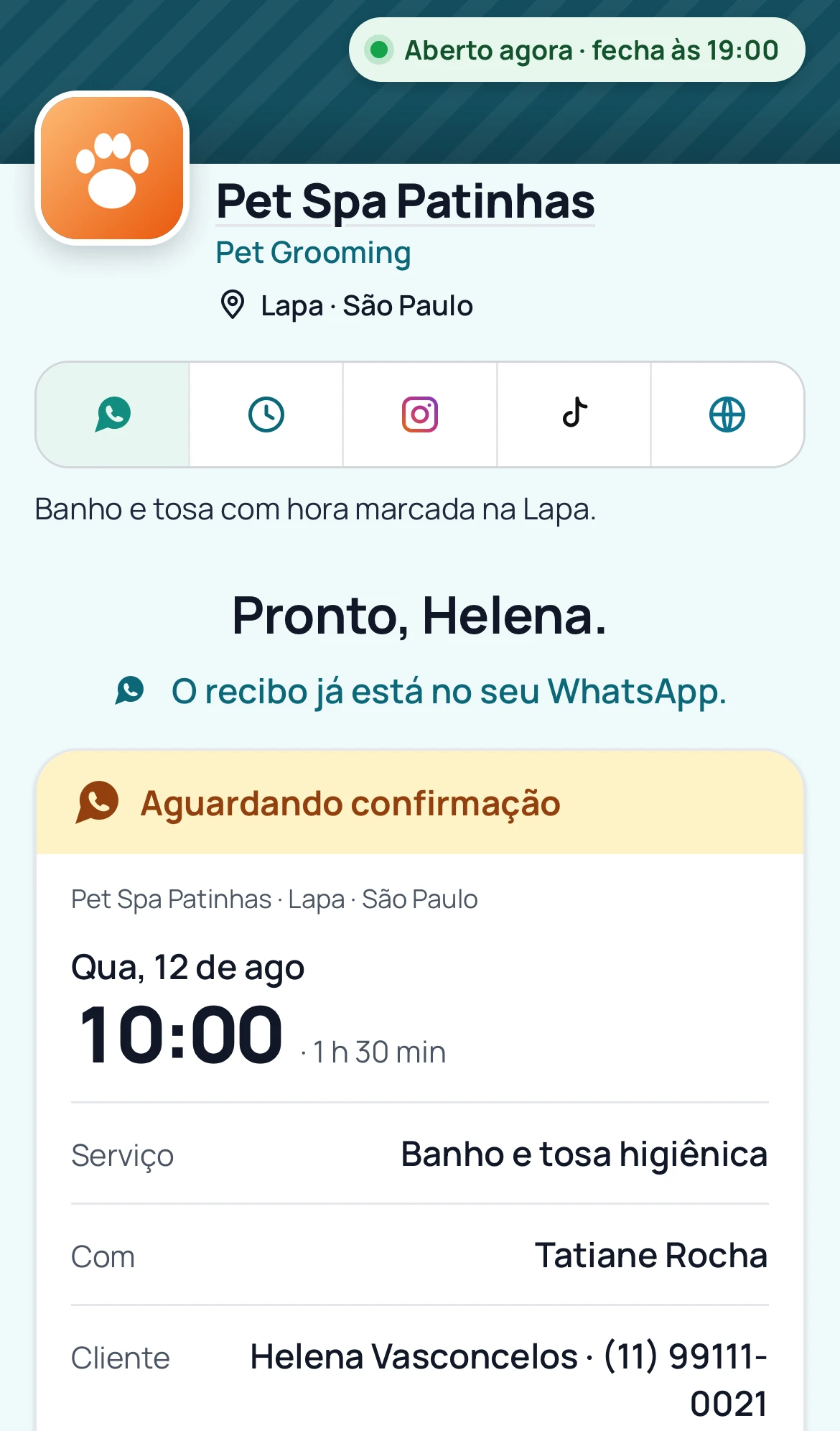 Tela final do agendamento: o horário marcado aguardando confirmação, o serviço, o valor e o aviso de que o recibo já está no WhatsApp do cliente.