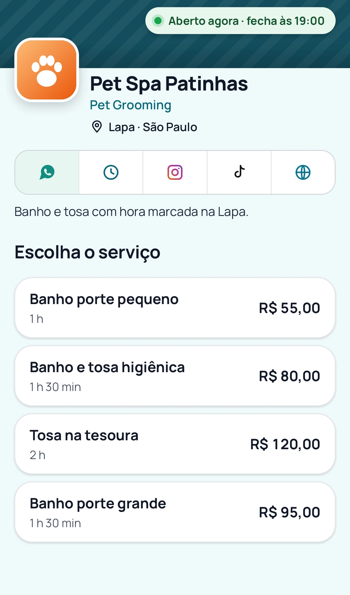 Página de agendamento no celular do cliente: nome do negócio, endereço, horário de funcionamento e a lista de serviços com duração e preço.