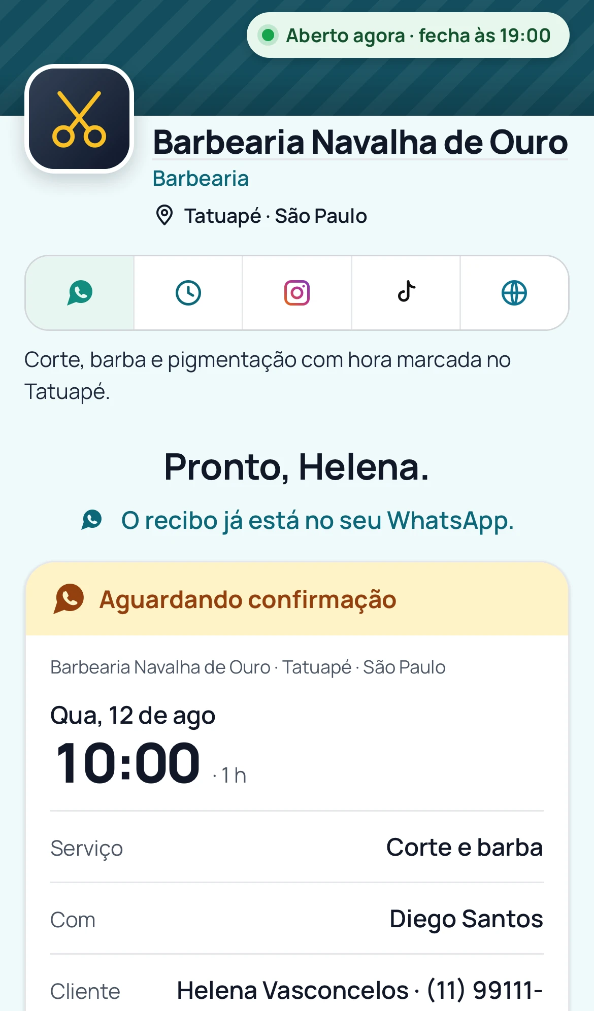 Tela final do agendamento: o horário marcado aguardando confirmação, o serviço, o valor e o aviso de que o recibo já está no WhatsApp do cliente.