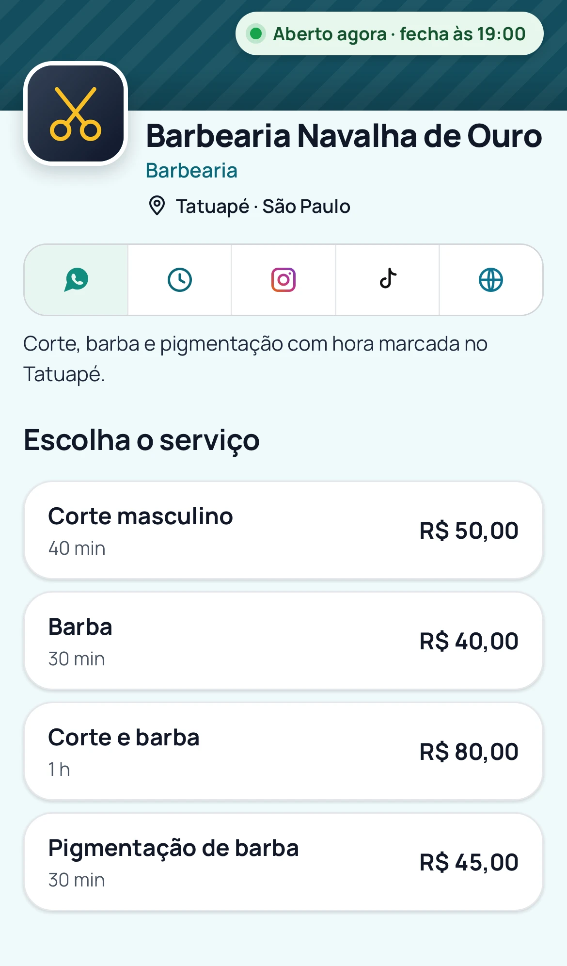 Página de agendamento no celular do cliente: nome do negócio, endereço, horário de funcionamento e a lista de serviços com duração e preço.
