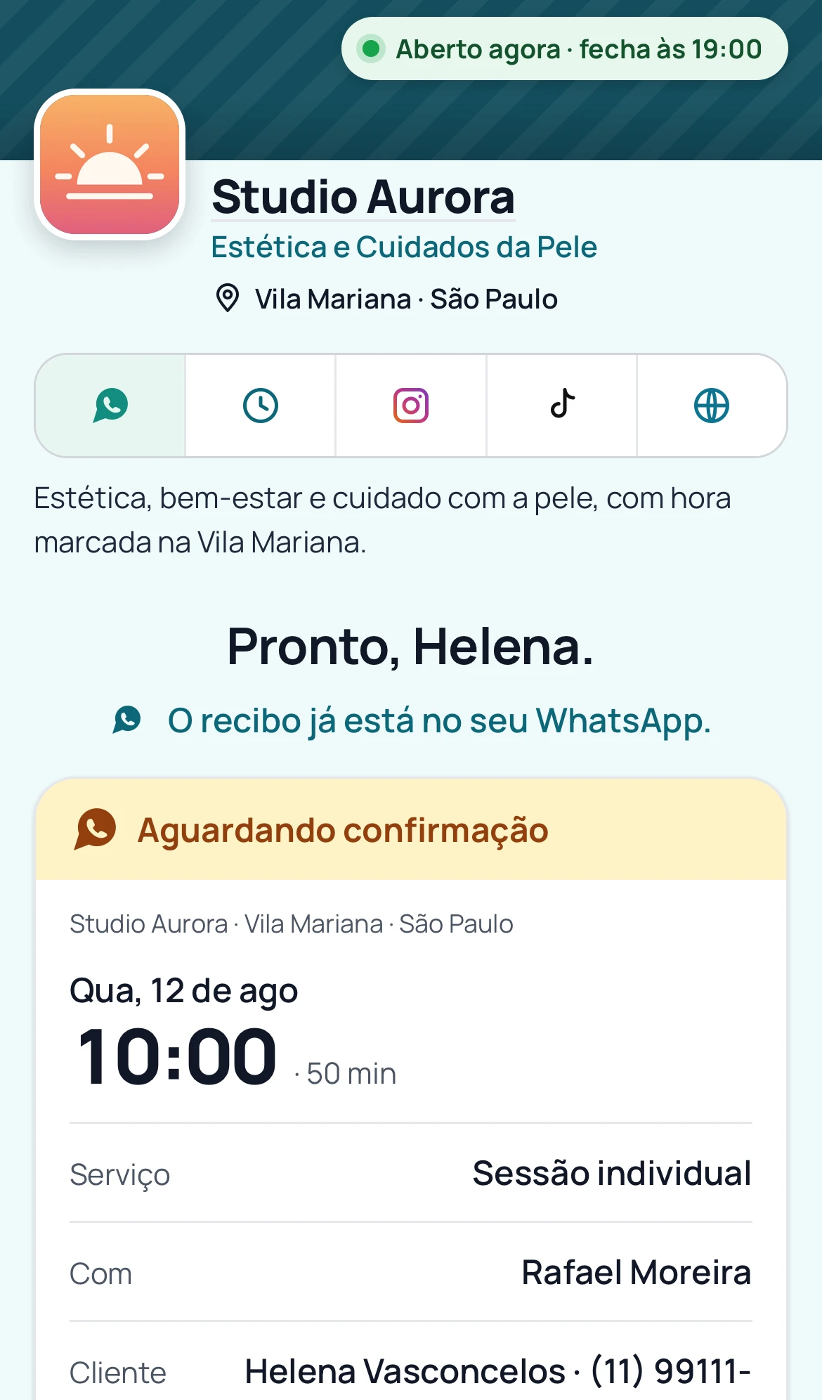 Tela final do agendamento: o horário marcado aguardando confirmação, o serviço, o valor e o aviso de que o recibo já está no WhatsApp do cliente.