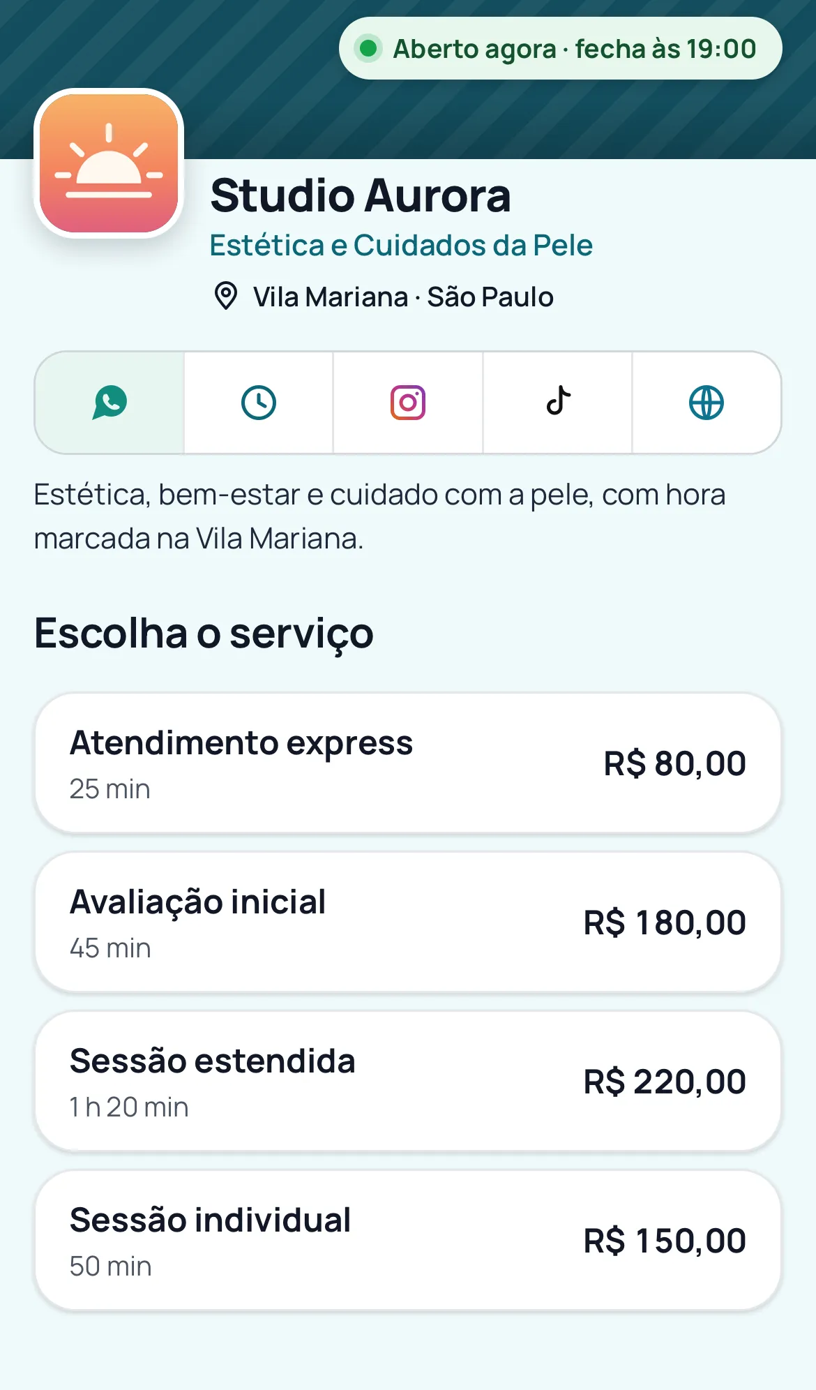 Página de agendamento no celular do cliente: nome do negócio, endereço, horário de funcionamento e a lista de serviços com duração e preço.