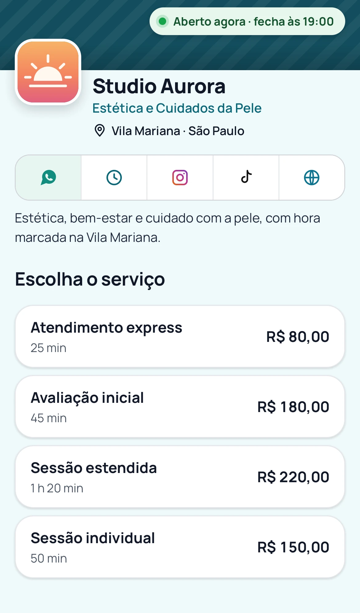 Página de agendamento no celular do cliente: nome do negócio, endereço, horário de funcionamento e a lista de serviços com duração e preço.