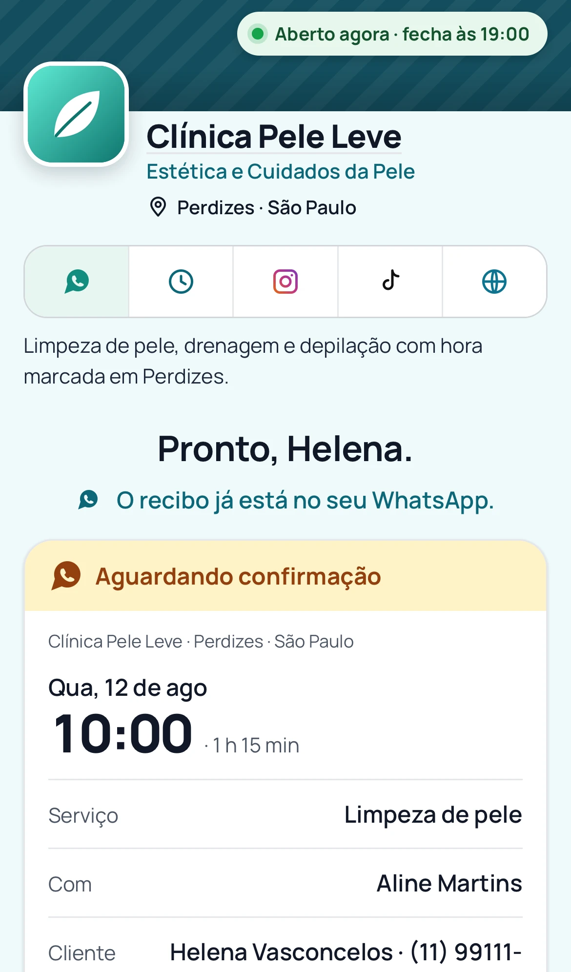 Tela final do agendamento: o horário marcado aguardando confirmação, o serviço, o valor e o aviso de que o recibo já está no WhatsApp do cliente.
