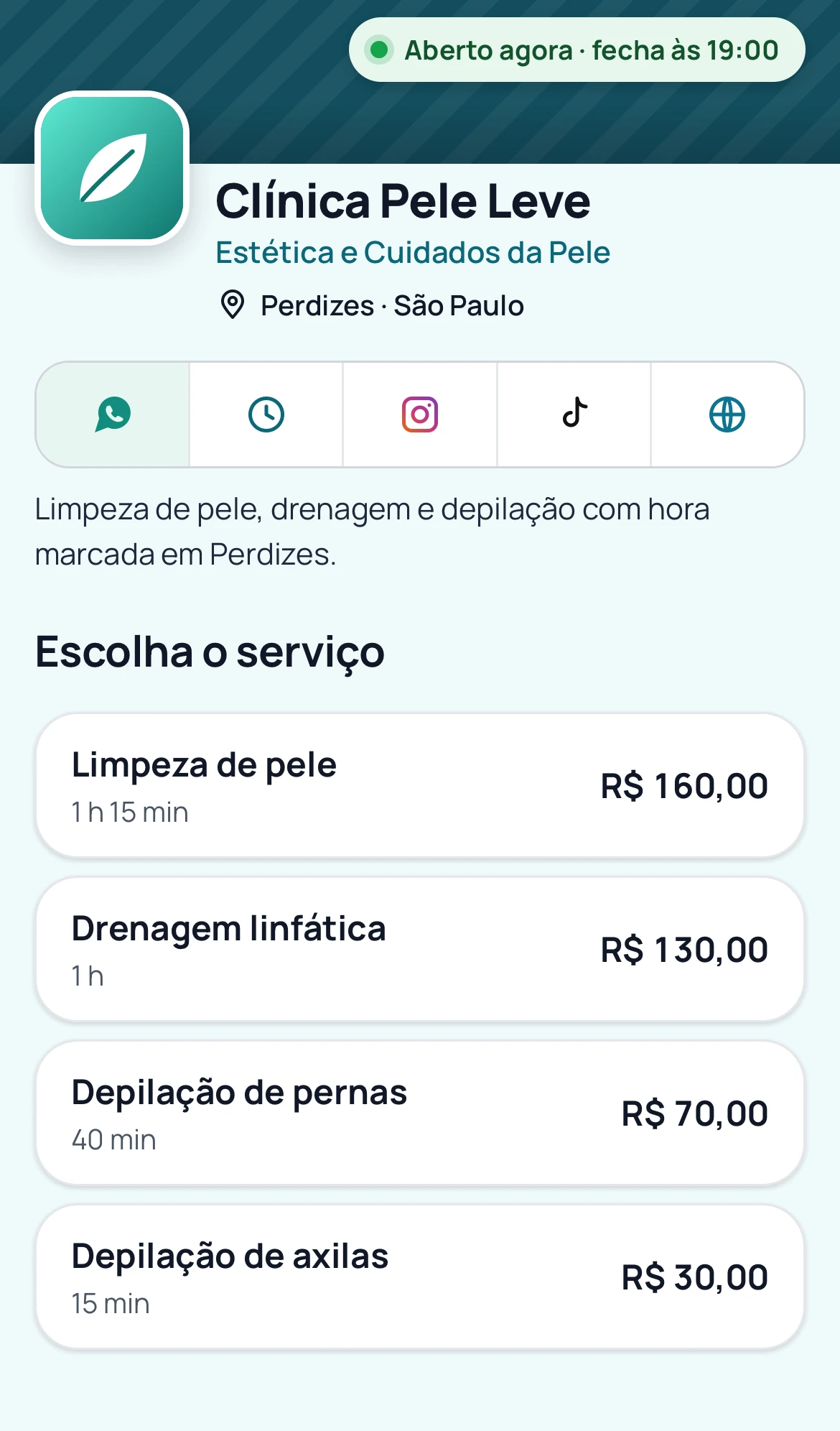 Página de agendamento no celular do cliente: nome do negócio, endereço, horário de funcionamento e a lista de serviços com duração e preço.