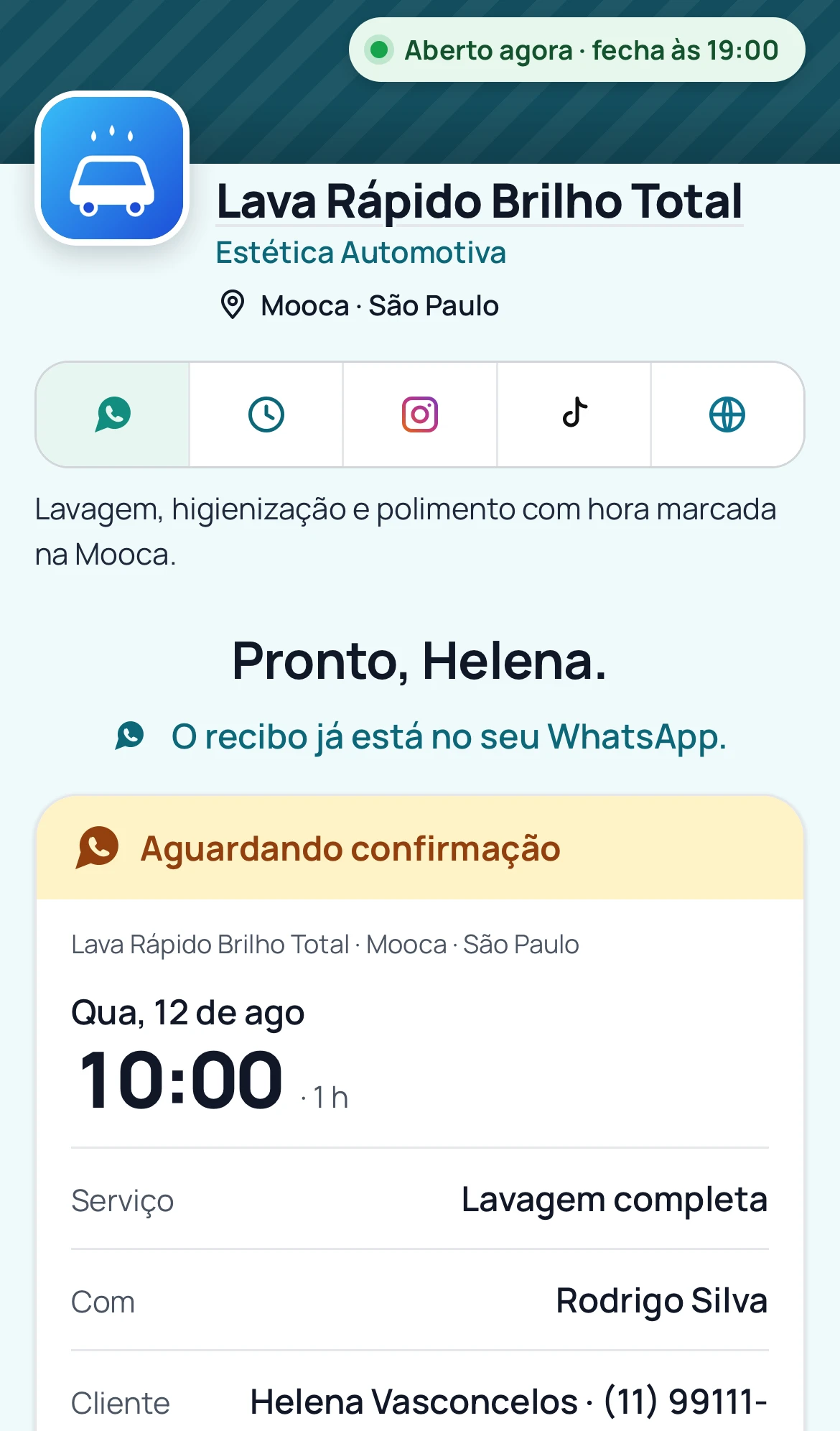 Tela final do agendamento: o horário marcado aguardando confirmação, o serviço, o valor e o aviso de que o recibo já está no WhatsApp do cliente.