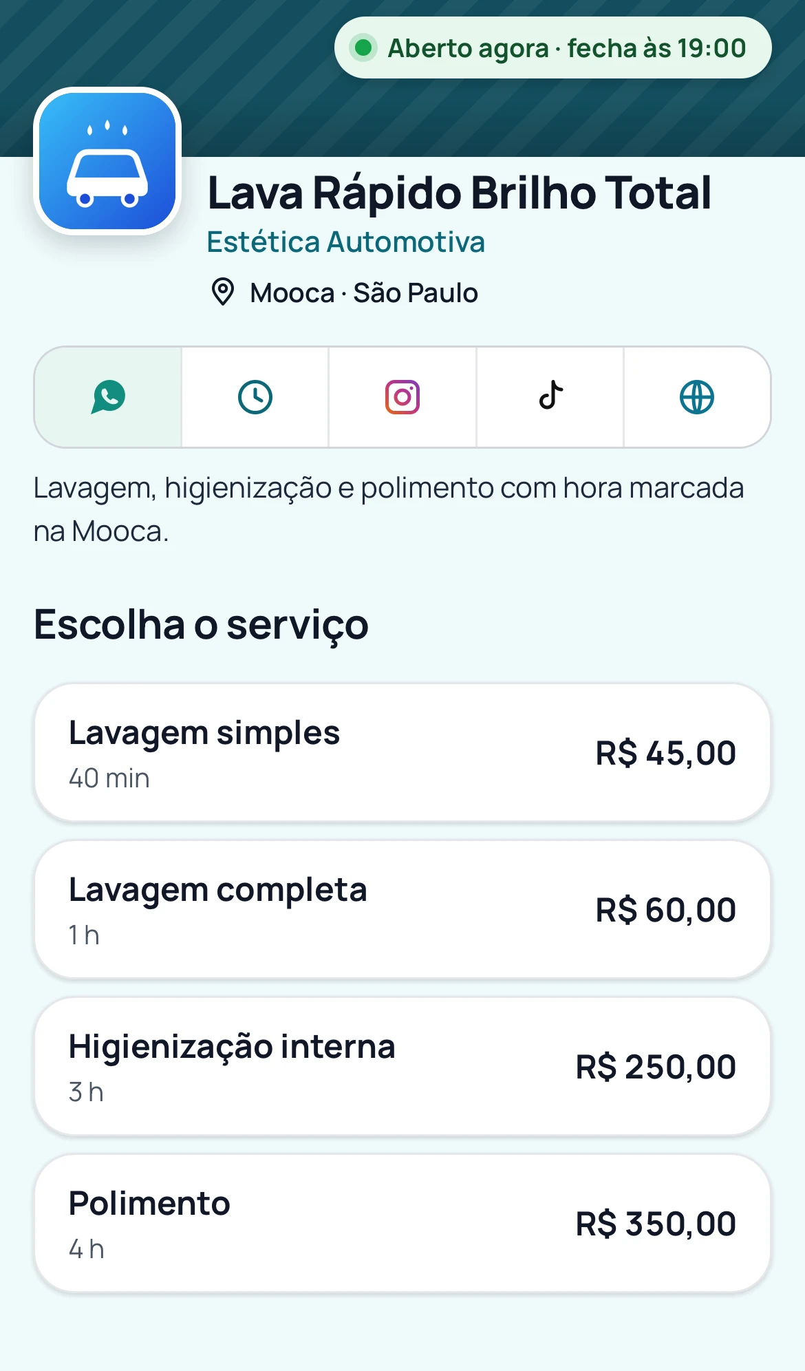 Página de agendamento no celular do cliente: nome do negócio, endereço, horário de funcionamento e a lista de serviços com duração e preço.