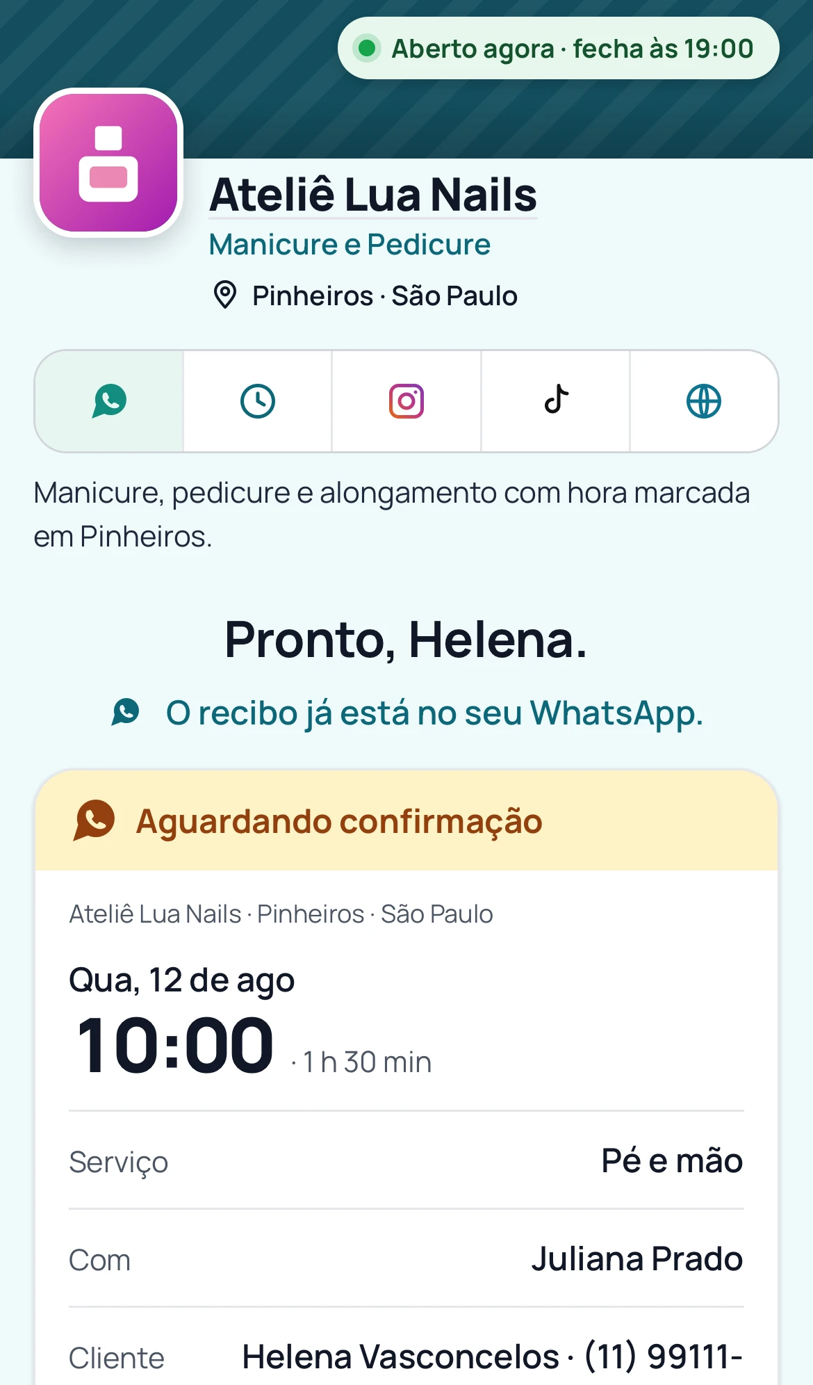 Tela final do agendamento: o horário marcado aguardando confirmação, o serviço, o valor e o aviso de que o recibo já está no WhatsApp do cliente.