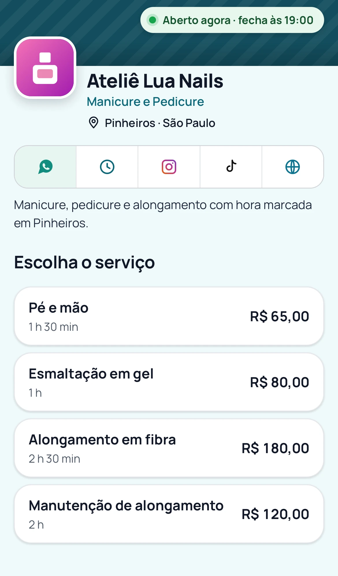 Página de agendamento no celular do cliente: nome do negócio, endereço, horário de funcionamento e a lista de serviços com duração e preço.