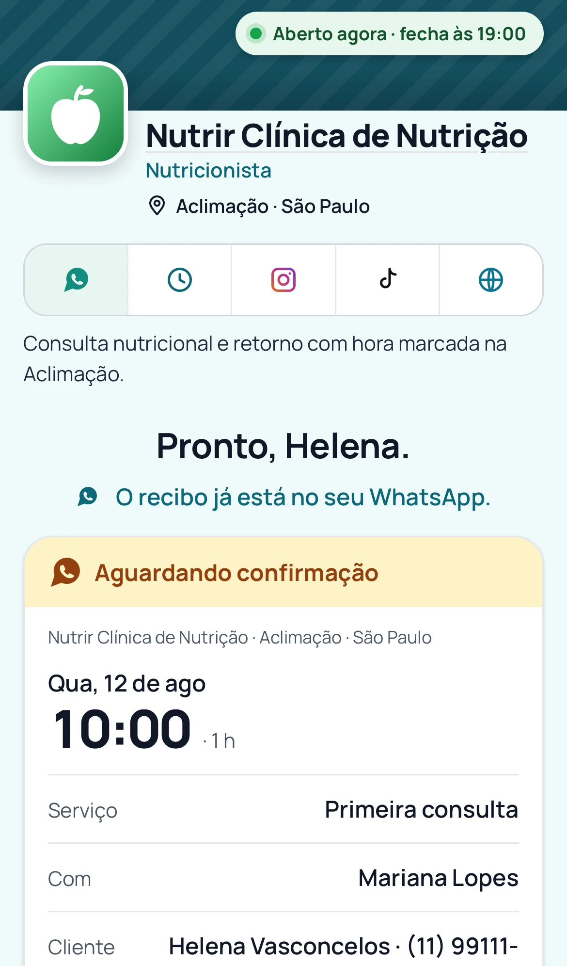 Tela final do agendamento: o horário marcado aguardando confirmação, o serviço, o valor e o aviso de que o recibo já está no WhatsApp do cliente.