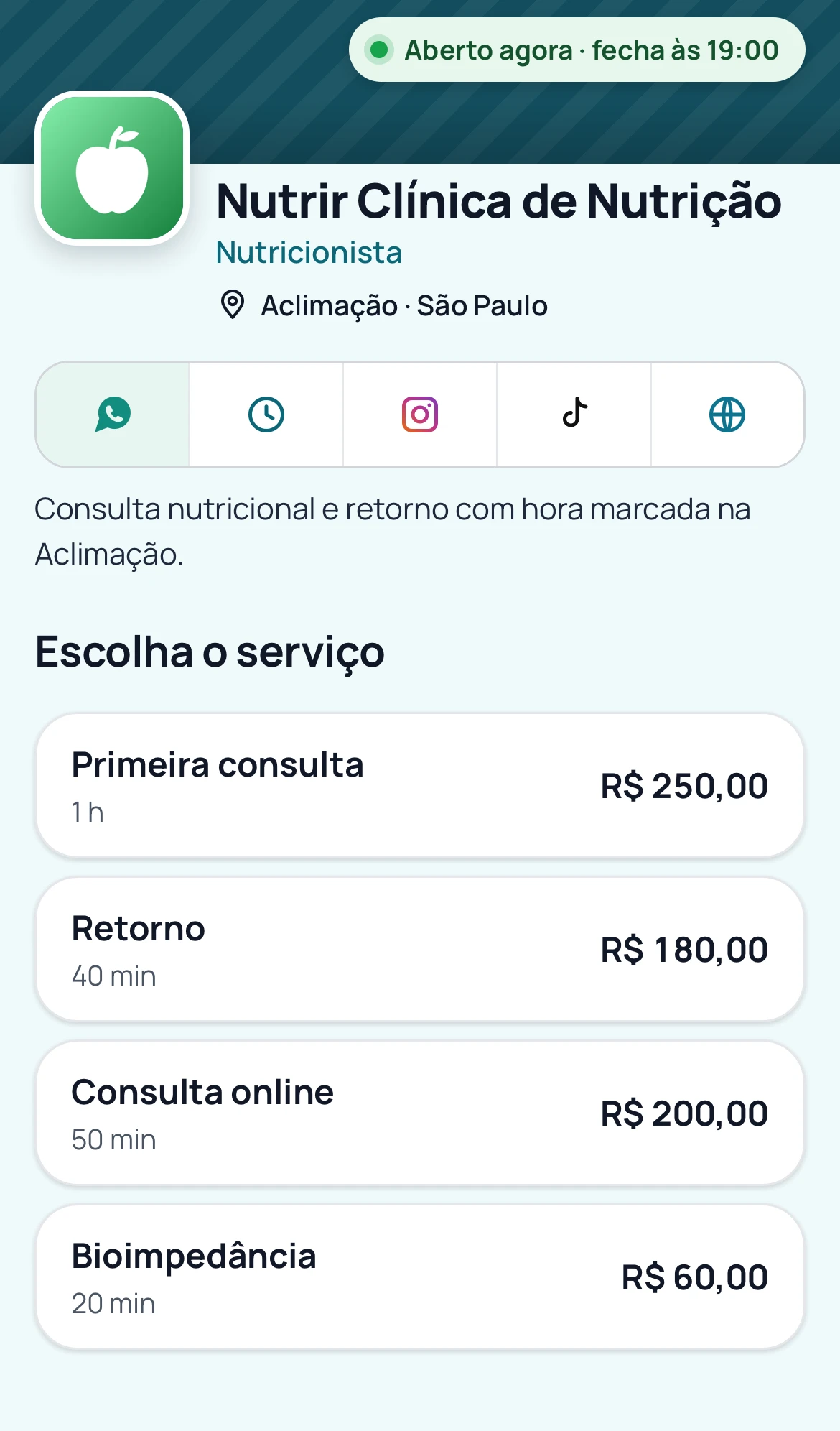Página de agendamento no celular do cliente: nome do negócio, endereço, horário de funcionamento e a lista de serviços com duração e preço.