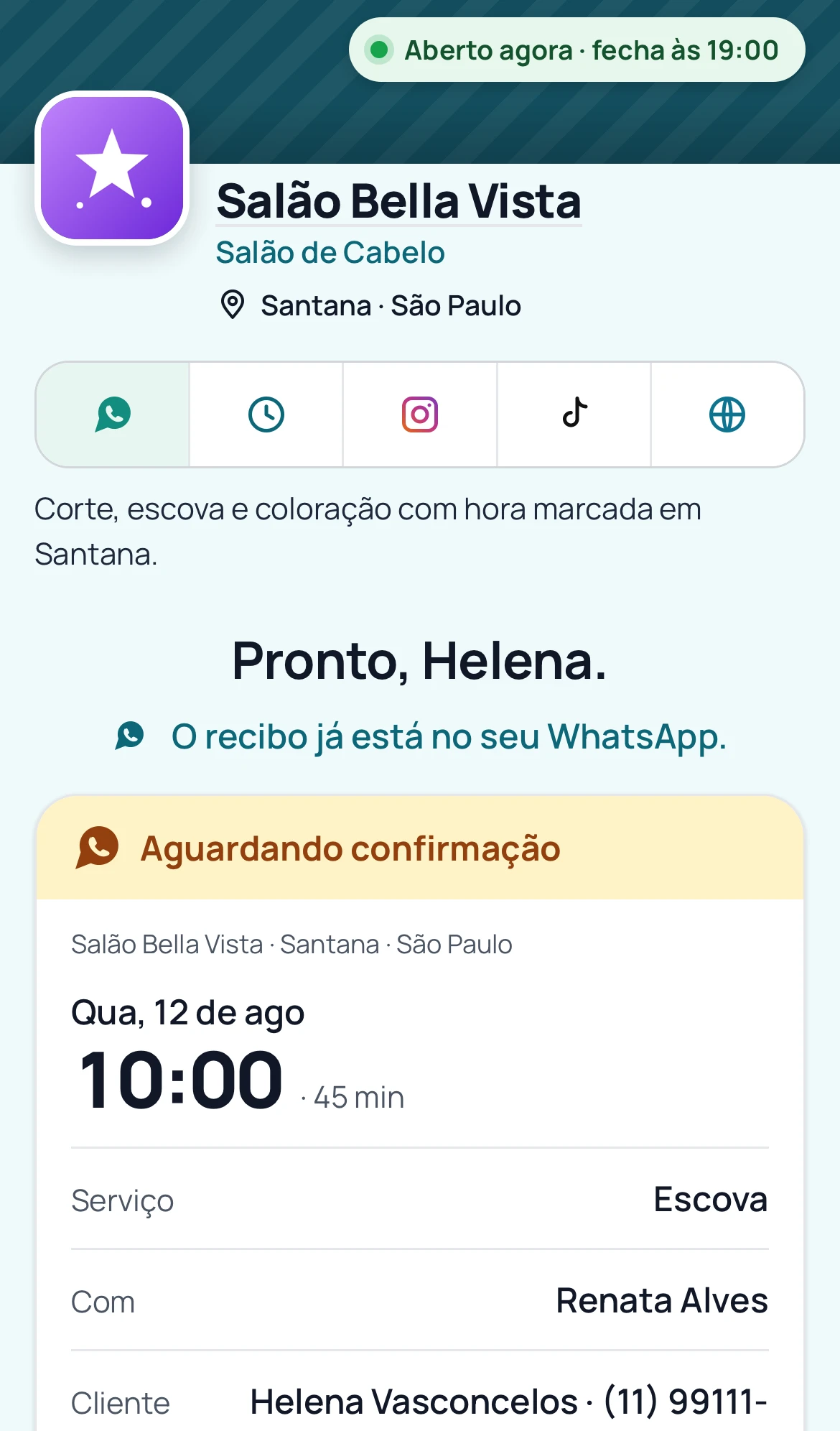 Tela final do agendamento: o horário marcado aguardando confirmação, o serviço, o valor e o aviso de que o recibo já está no WhatsApp do cliente.