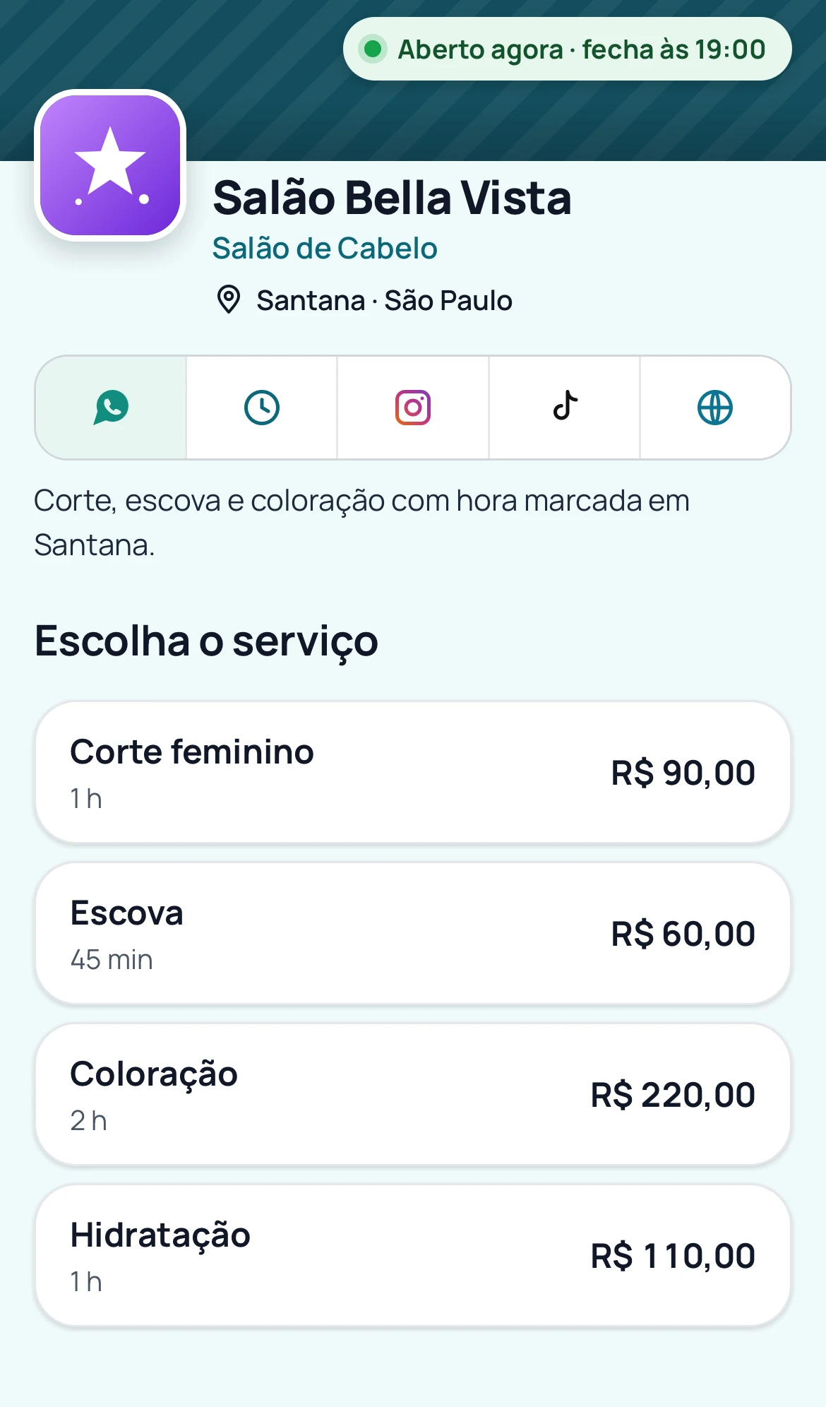 Página de agendamento no celular do cliente: nome do negócio, endereço, horário de funcionamento e a lista de serviços com duração e preço.