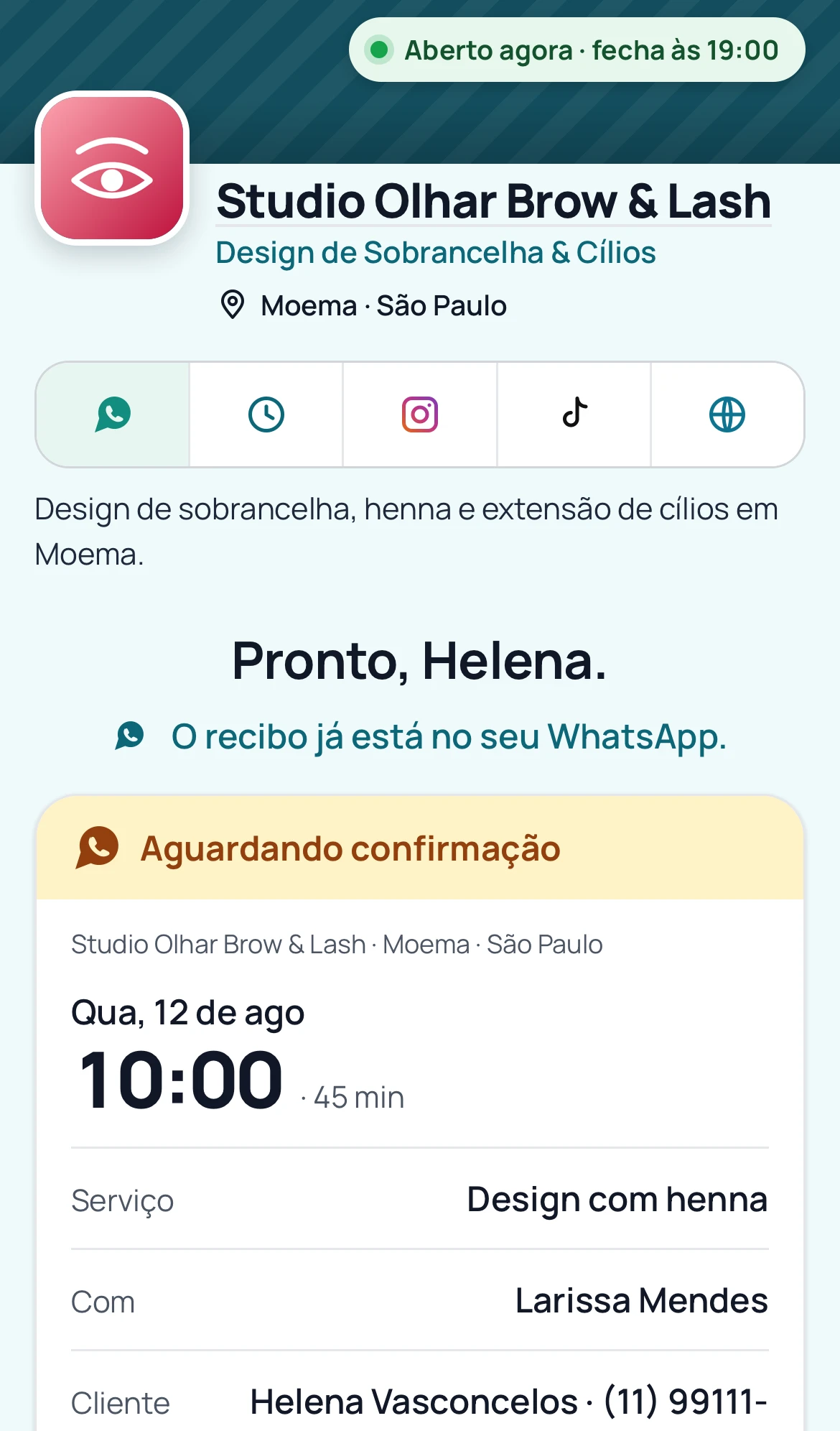 Tela final do agendamento: o horário marcado aguardando confirmação, o serviço, o valor e o aviso de que o recibo já está no WhatsApp do cliente.