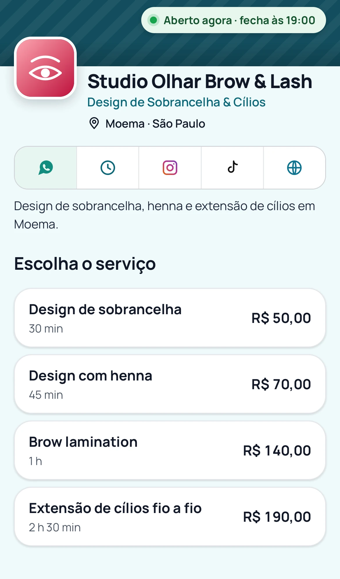 Página de agendamento no celular do cliente: nome do negócio, endereço, horário de funcionamento e a lista de serviços com duração e preço.